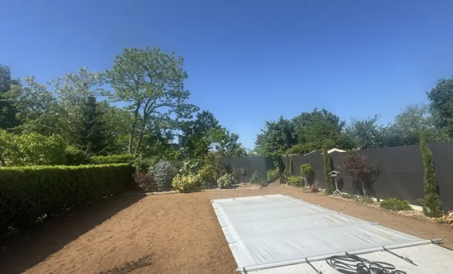 Pose de gazon synthétique en rouleaux dans le jardin d'une maison à Bourgoin-Jallieu, Tignieu-Jameyzieu, ENTREPRISE Thomas SARL