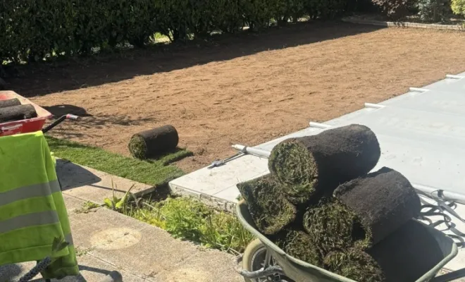Pose de gazon synthétique en rouleaux dans le jardin d'une maison à Bourgoin-Jallieu, Tignieu-Jameyzieu, ENTREPRISE Thomas SARL